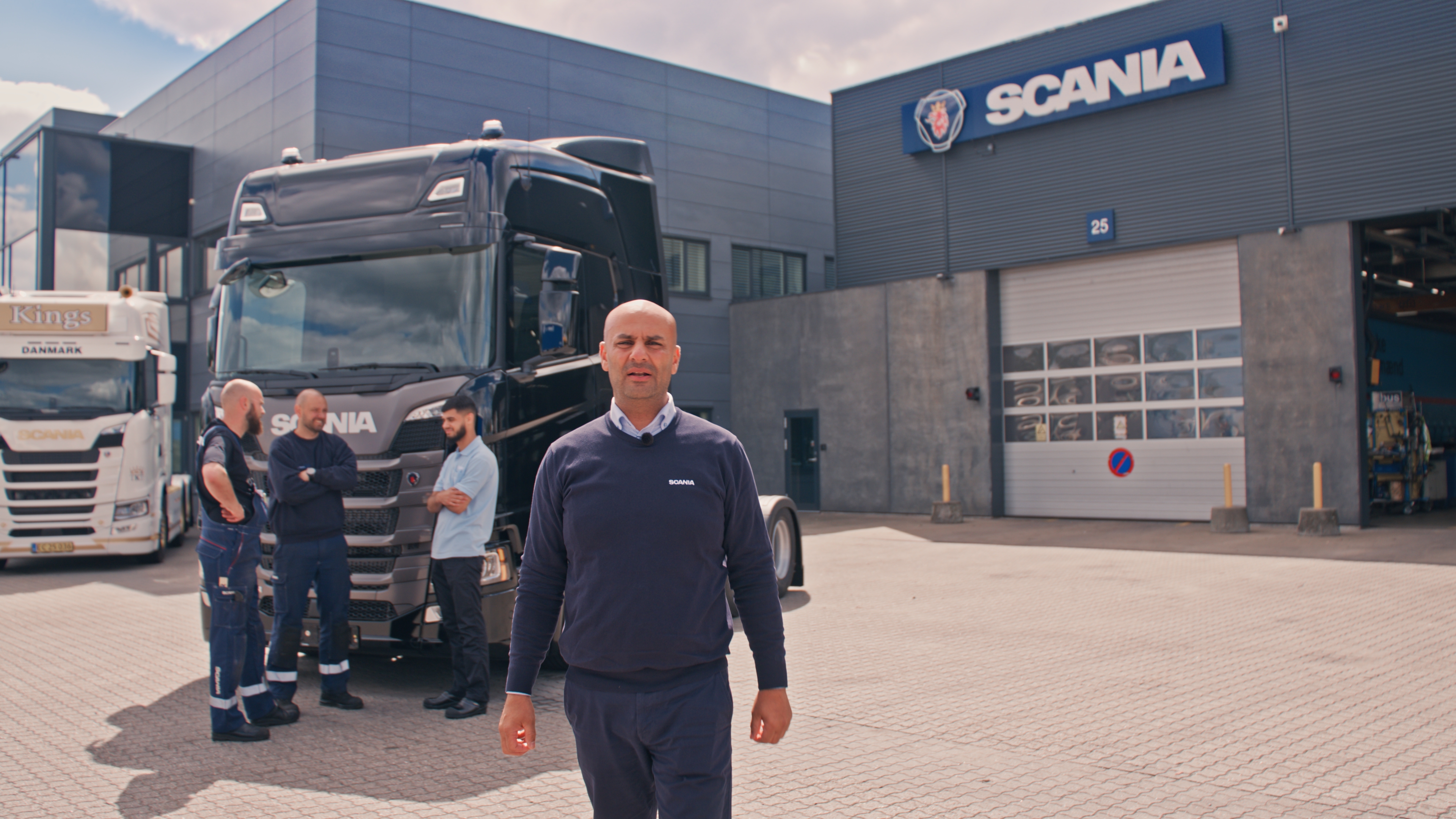 Scania employee at the Ishøj site during the 25HOUR Media employer branding shoot
