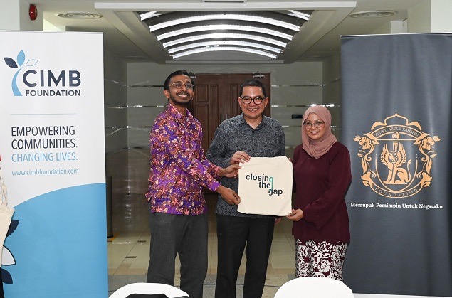 (From left) Kularetnam Vijayakumar, Chief Executive Officer of Yayasan Tunku Abdul Rahman, Ahmad Shahriman Mohd Shariff, Chief Executive Officer of CIMB Foundation, and Nor Ainiza Ngadimin, Manager, Sponsorship Unit, University of Nottingham Malaysia, at the Residential Camp of the Closing The Gap programme.