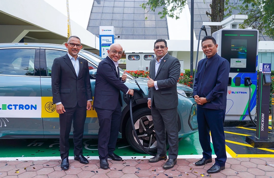 Maybank and TNB Electron leaders mark the launch of the EV charging pilot at Maybank Academy, Bangi, as part of a strategic collaboration to accelerate electric vehicle adoption and support Malaysia’s sustainable mobility agenda.