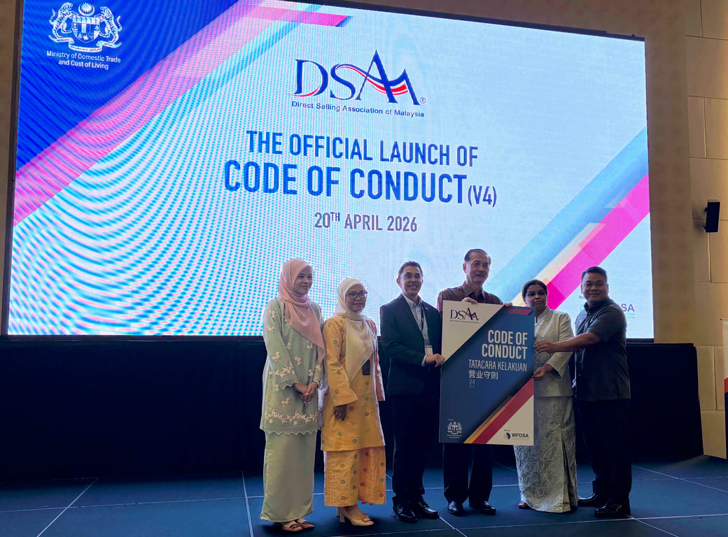 From L to R - Pn. Liza Juliana Binti Mafaudzil (Penolong Setiausaha Kanan) BAHAGIAN PEMBANGUNAN PERNIAGAAN, SYARIKAT DAN JUALAN LANGSUNG (BPPSJL), Pn. Nur Hidayah Binti Kamarudin (Ketua Penolong Setiausaha) BPPSJL, En Mohd Zaihan Ariffin DSAM President, Tan Sri Dr Noor Hisham Abdullah DSAM Code Administrator, Pn. Kalai Selvi A/p Nagandren (Ketua Penolong Setiausaha Kanan) BPPSJL, En. Mohd Zulkifli Bin Saidi (Ketua Unit - Unit Sewa Beli dan Jualan Langsung) BAHAGIAN PENGUATKUASA