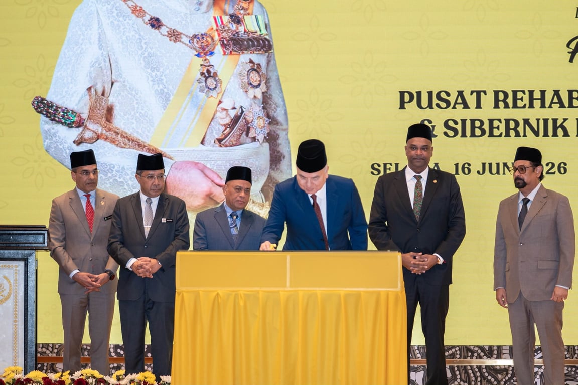 Picture 1: (fourth from left) The Sultan of Perak, Sultan Nazrin Muizzuddin Shah at the opening ceremony of the National Neuro-Robotic and Cybernics Rehabilitation Center, now known as Sultan Nazrin Shah PERKESO Rehabilitation Center.