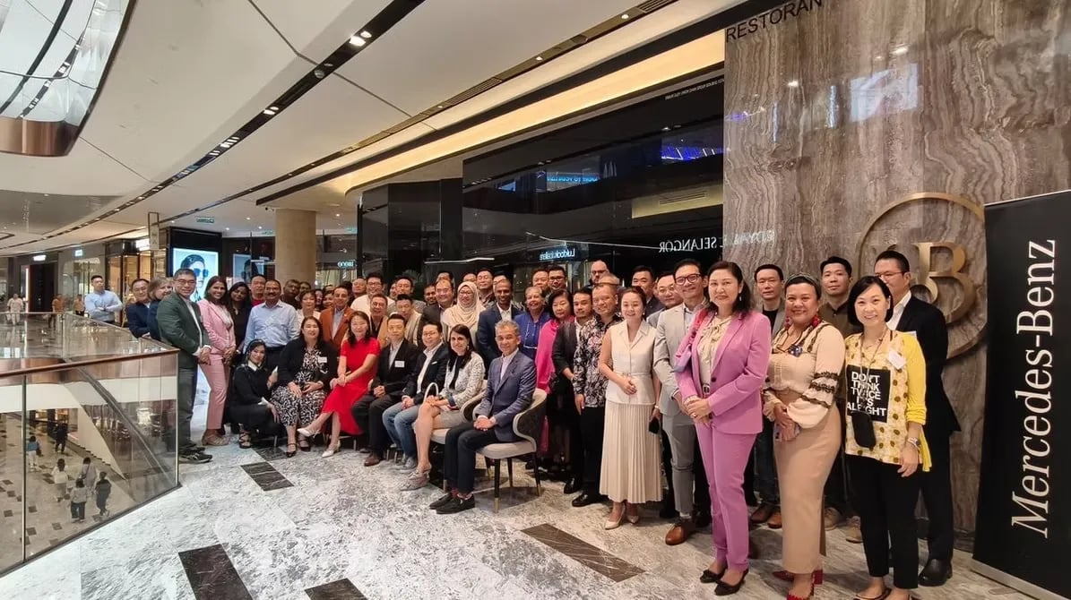 Sitting: Second from left - Dato' Vimmy Yap, Malaysia Chapter President of Asia CEO Community, Gsry Lam, Founder and Global President of Asia CEO Community. From right - Dr Hezri Adnan, Director Group Sustainability of Bursa Malaysia, Anamika Talwar, CEO of Mercedes-Benz Financial Services