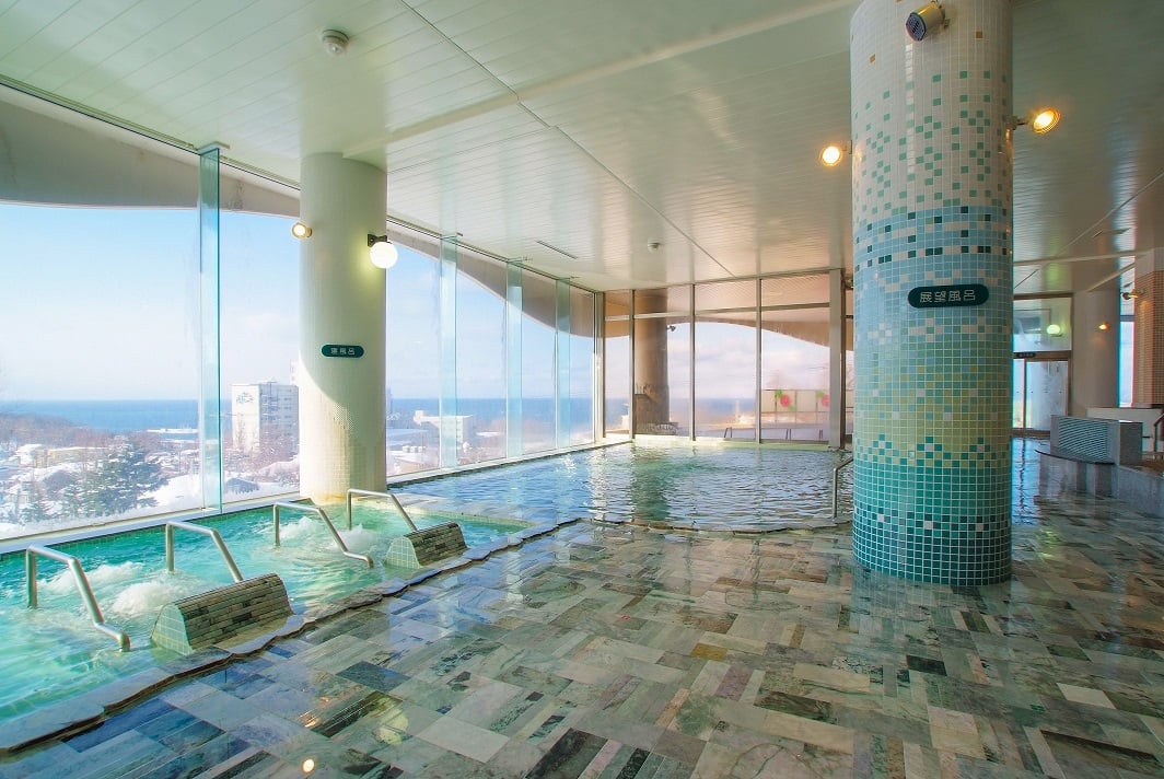 the large hot spring bath at Shiretoko Daiichi Hotel