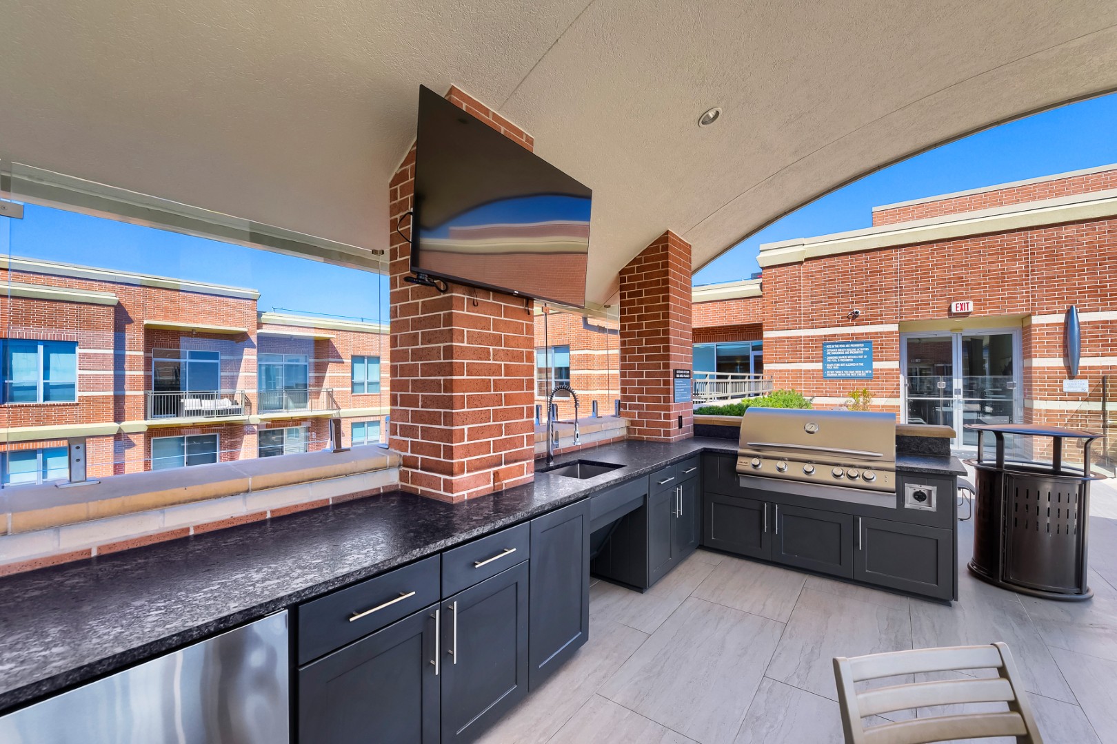 Community Grilling Area at the Rooftop Amenity Deck at The William Tanglewood in Houston, Texas