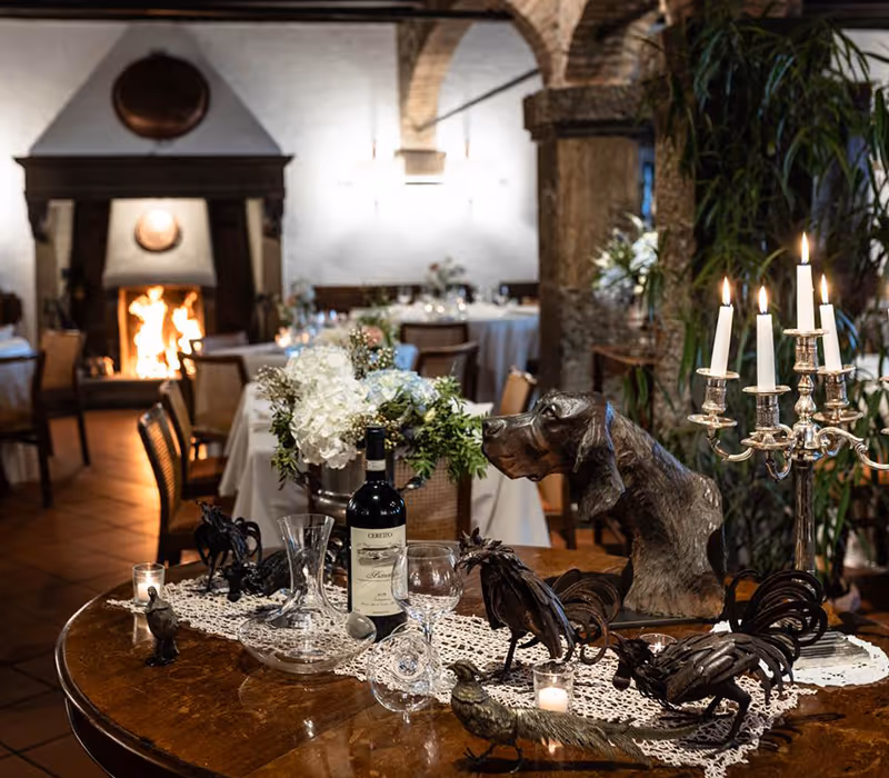 Vista del camino acceso nella sala interna del ristorante Il Pianone