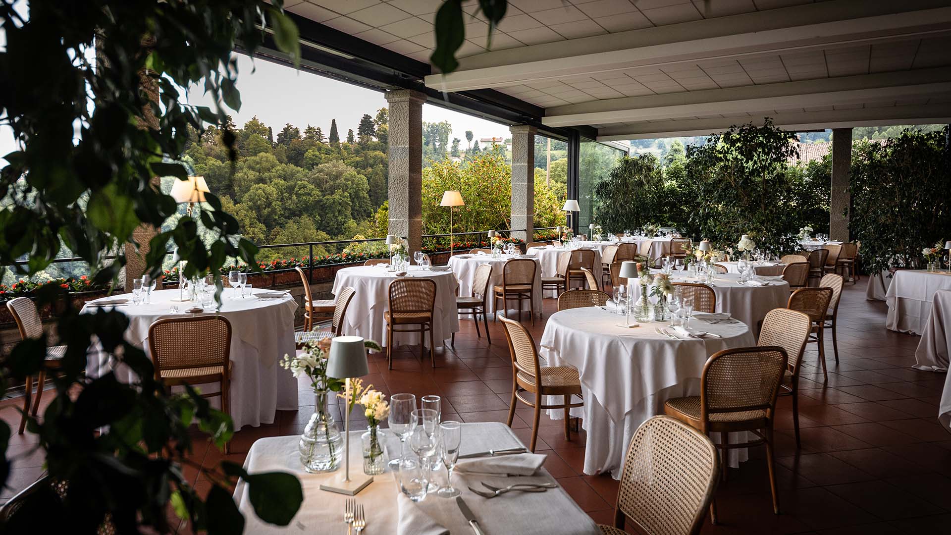 Terrazza coperta con i tavoli apparecchiati elegantemente
