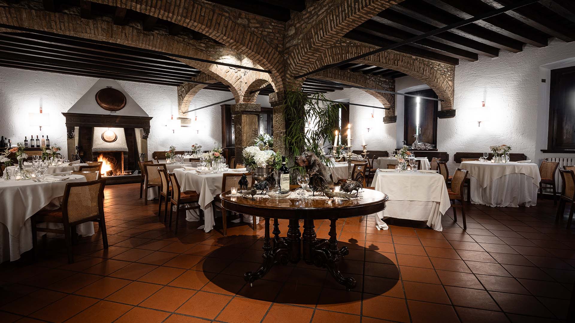 Vista di della sala interna del ristorante con il camino acceso