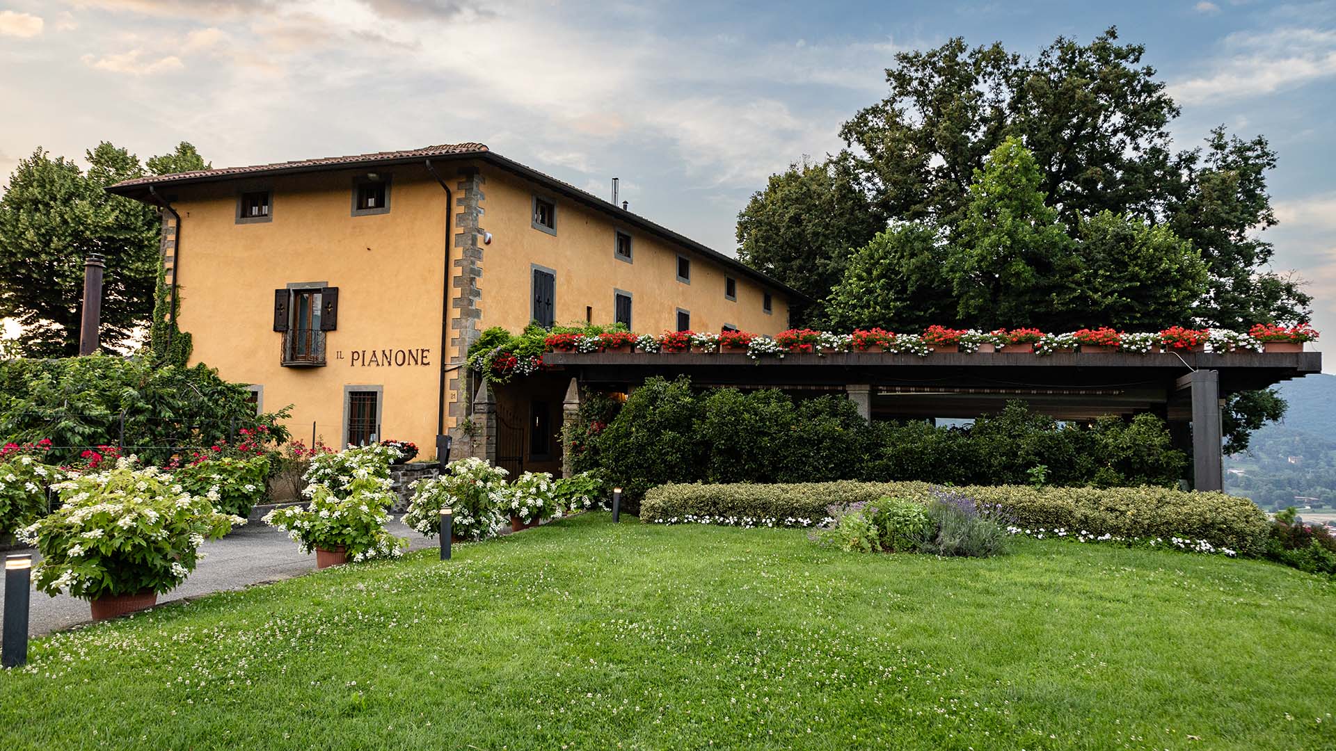 Vista del giardino d'ingresso