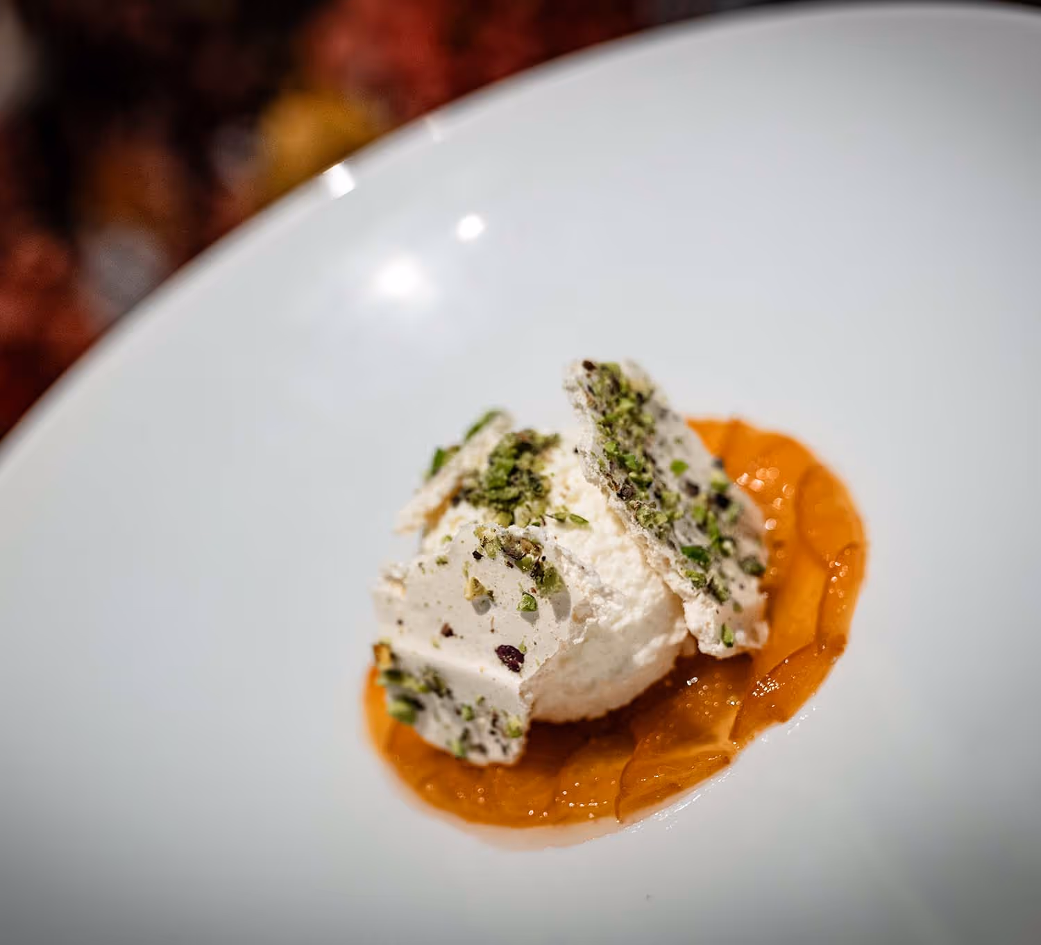 Dolce impiattato in modo elegante