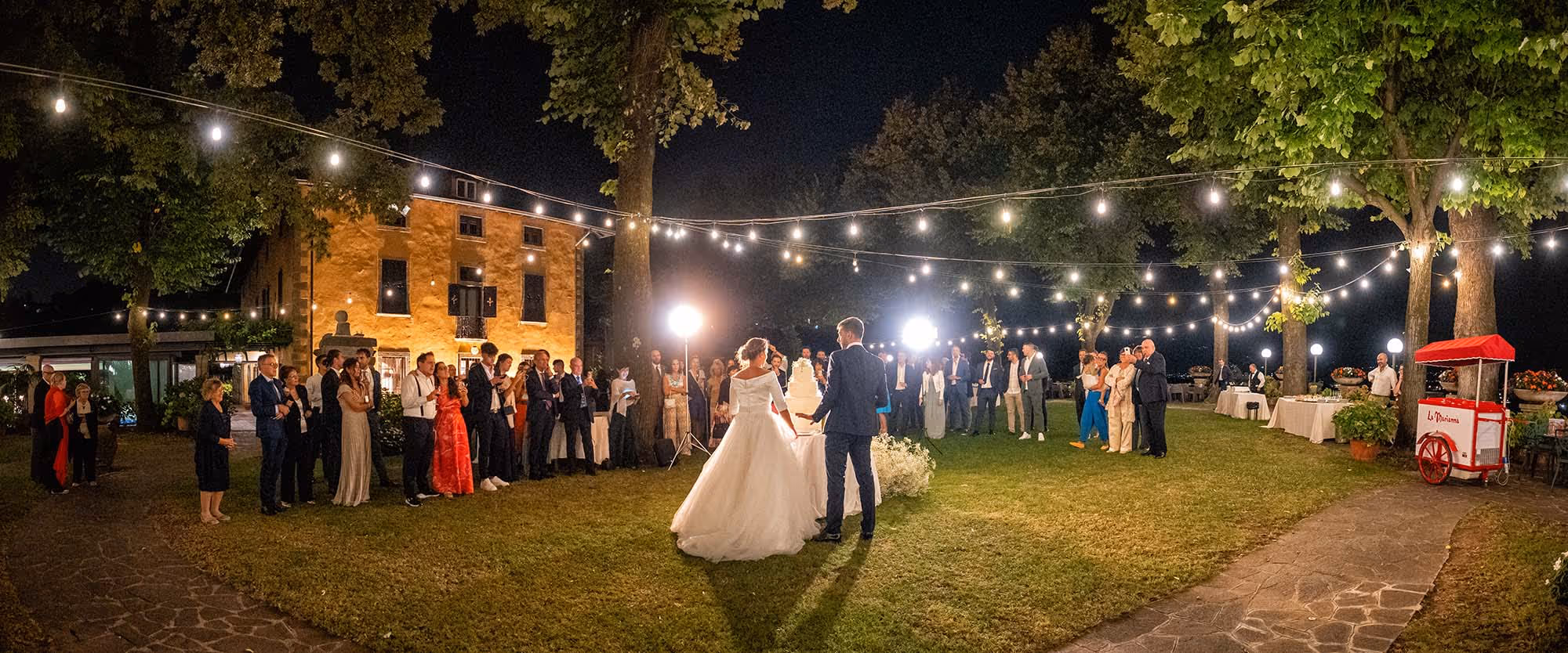 vista del giardino durante un matrimonio la sera