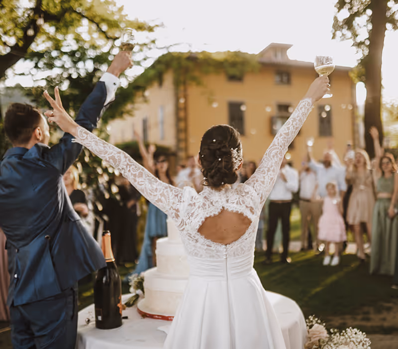 taglio della torta di un matrimonio nel giardino del ristorante Il pianone