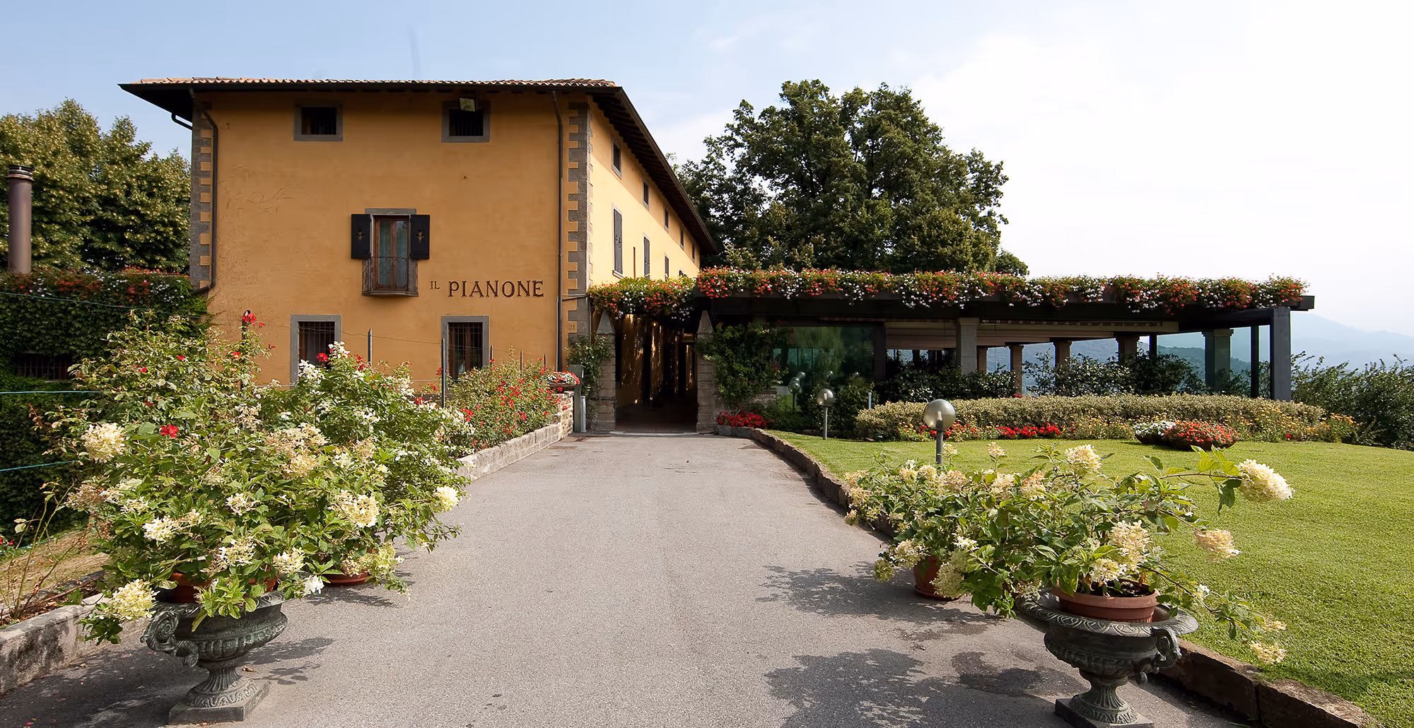 Vista del giardino d'ingresso