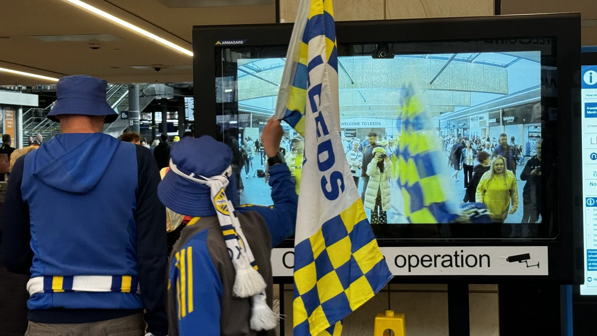里茲足球隊奪冠遊行當天,整座城市匯聚了歡騰慶祝的球迷,藝術家站在車站內的監視器螢幕前,一同見證了這紀念性的時刻。|洪辰嫣提供