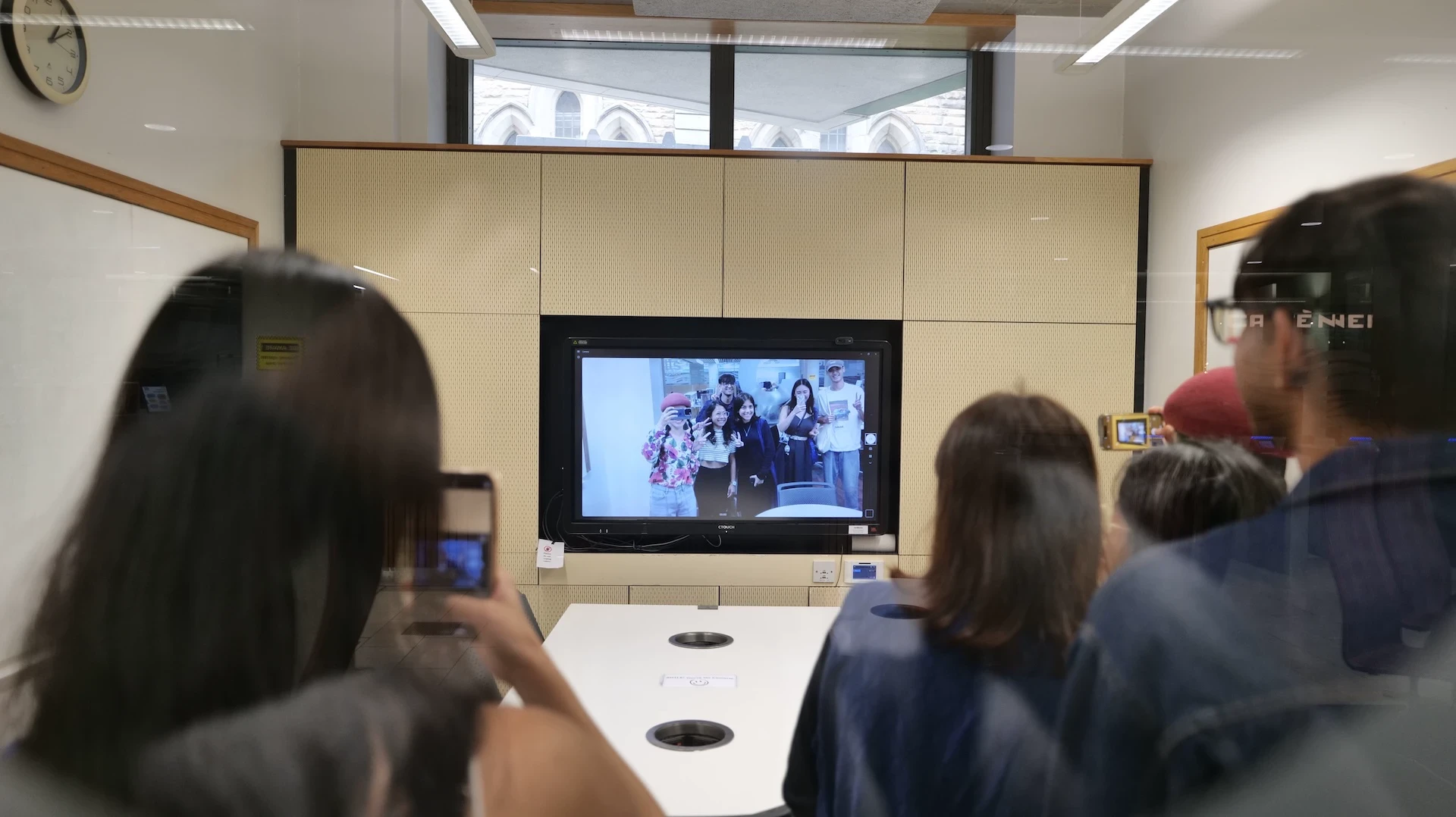 《Found Watching》展期間觀眾於互動裝置前合影|CirCurate