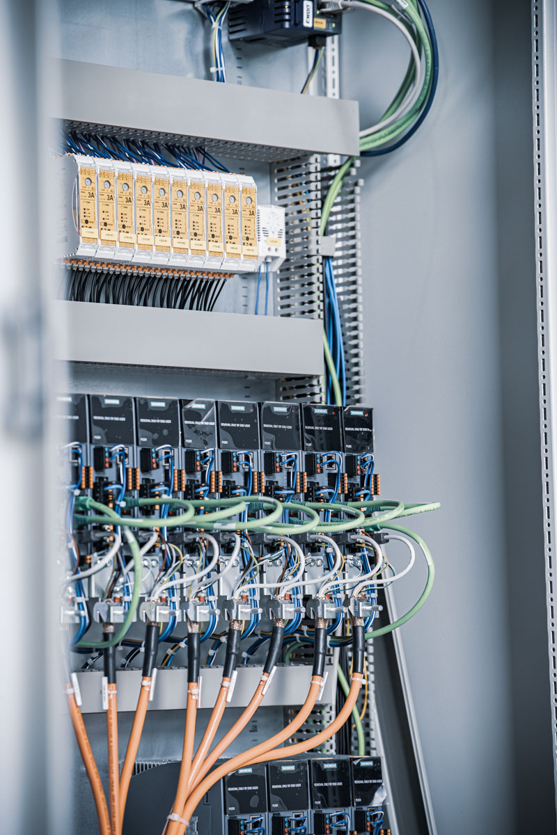Schaltschrank mit Steuerungstechnik der Firma Siemens (Umrichter) und Pilz (Sicherheitsrelais) 