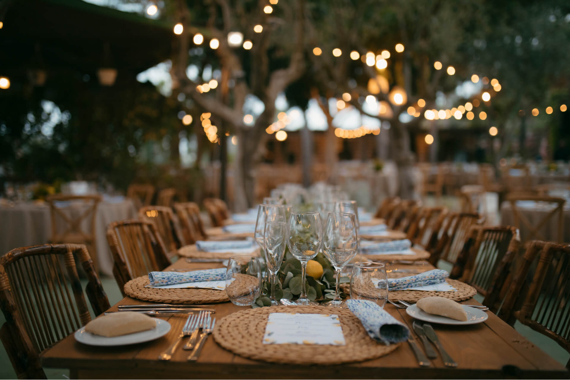 A table set with place settings and place settings.
