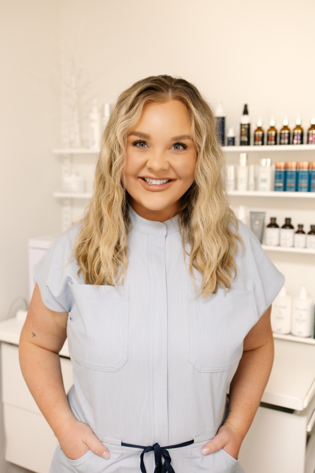 Provider performing non-surgical body contouring treatment on abdomen in Gahanna, Ohio, med spa