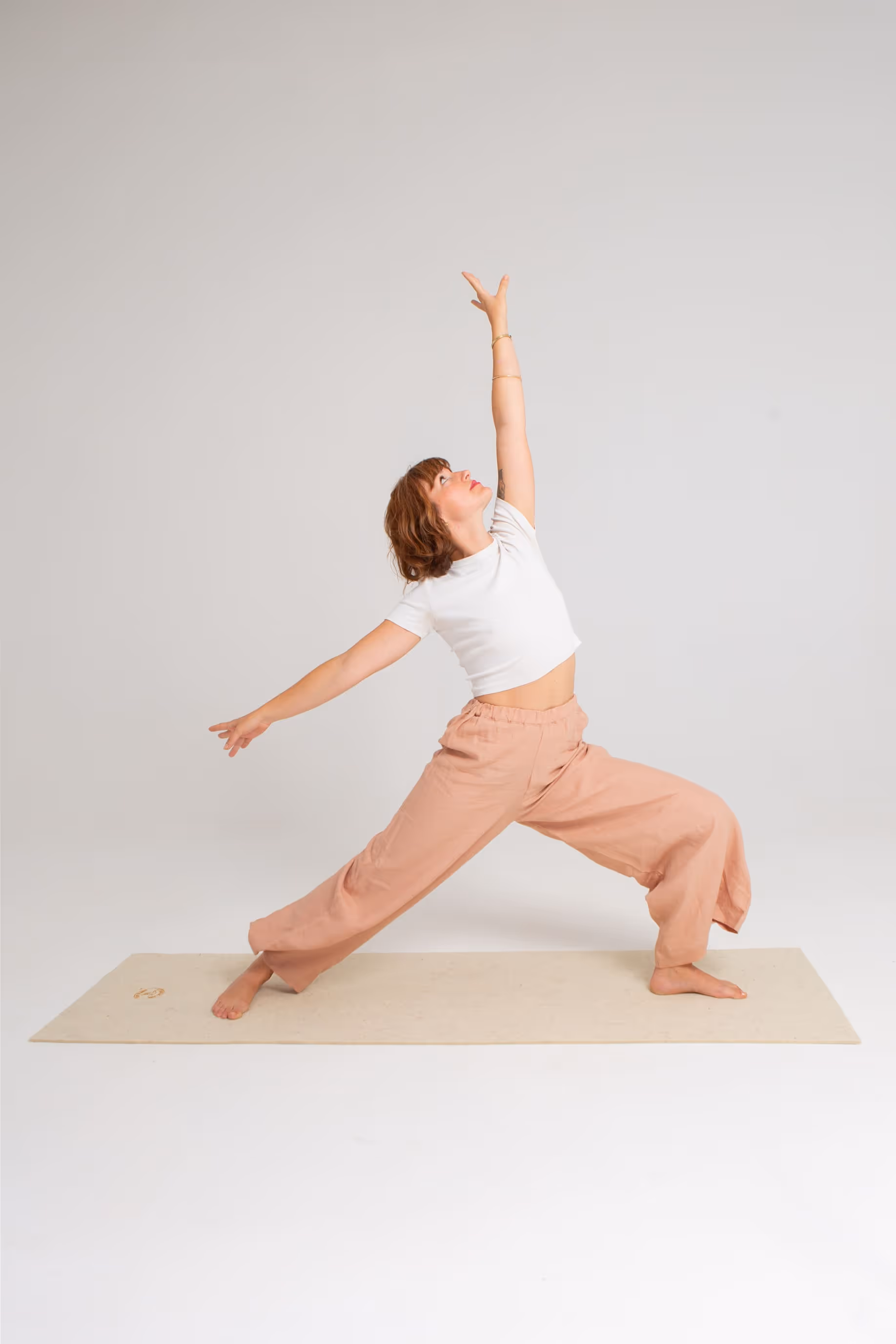 En sukhasana sur le tapis de yoga en laine