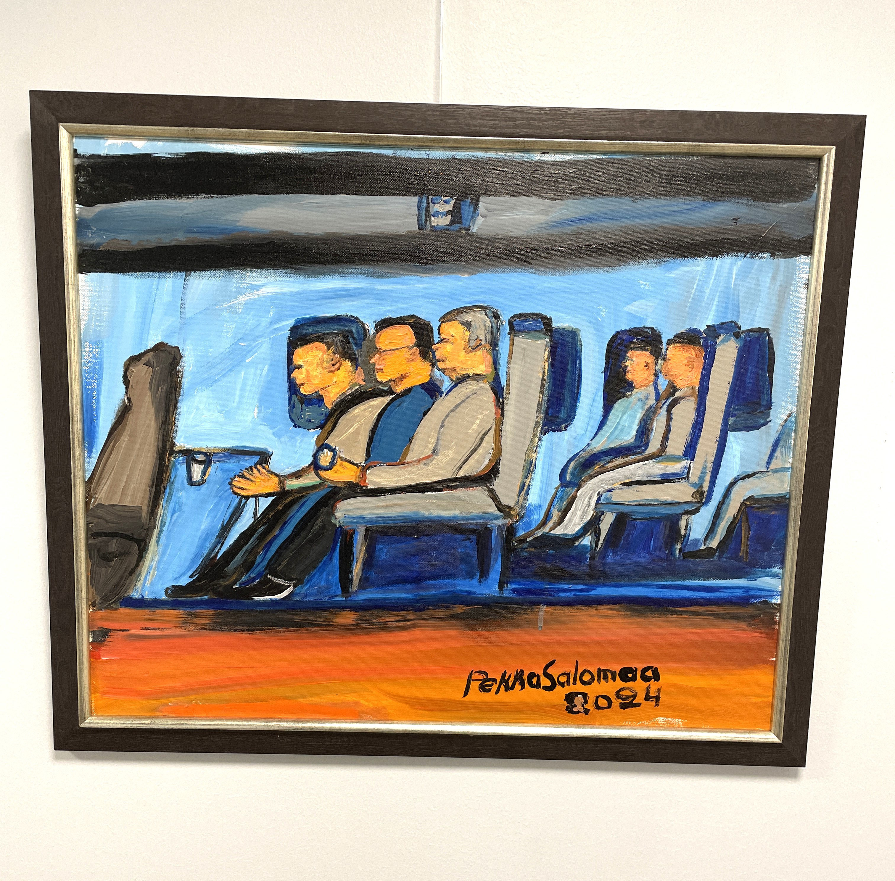 Taulu lentokoneen sisältä.