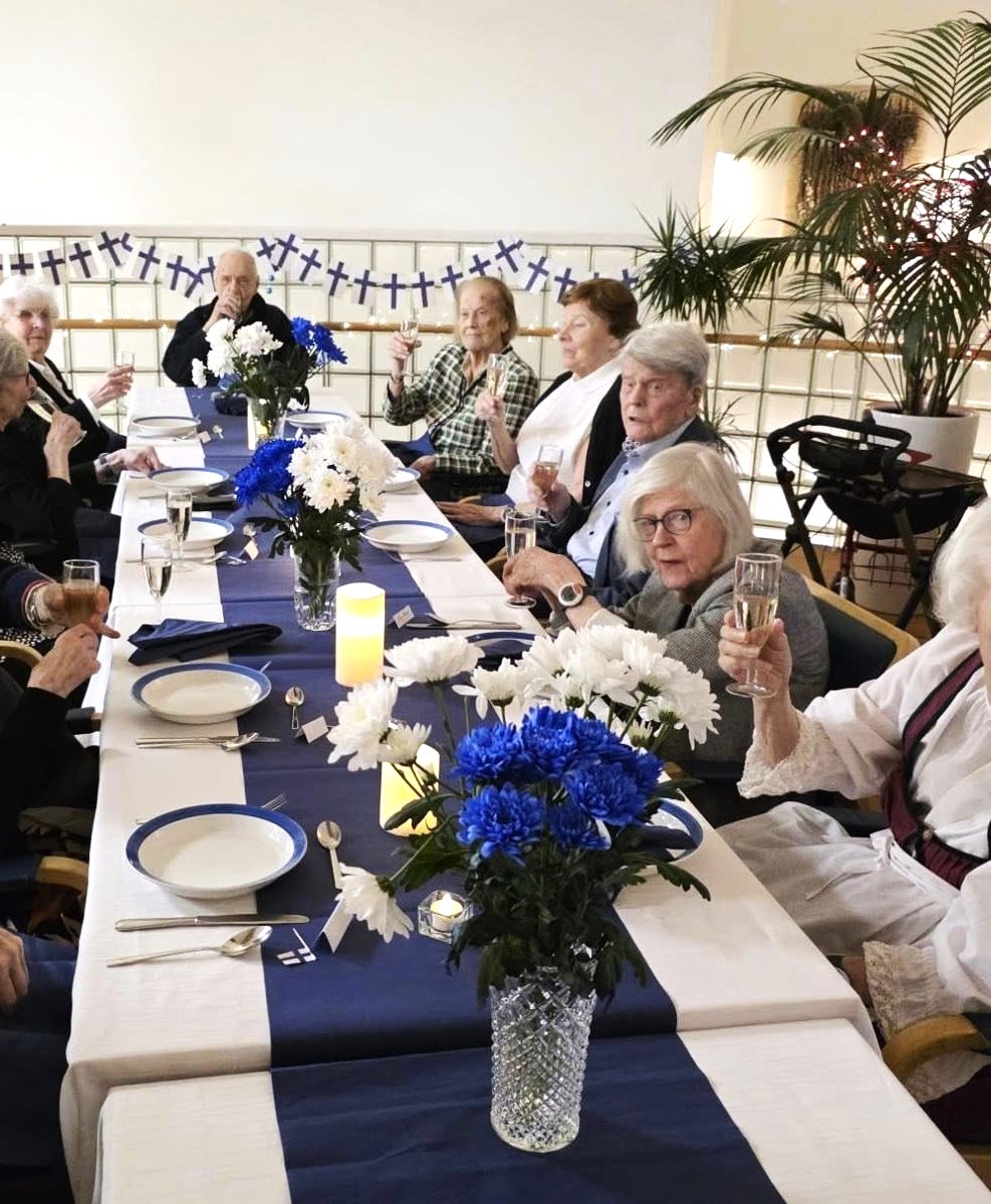 Kilistelyä ruokapöydässä.