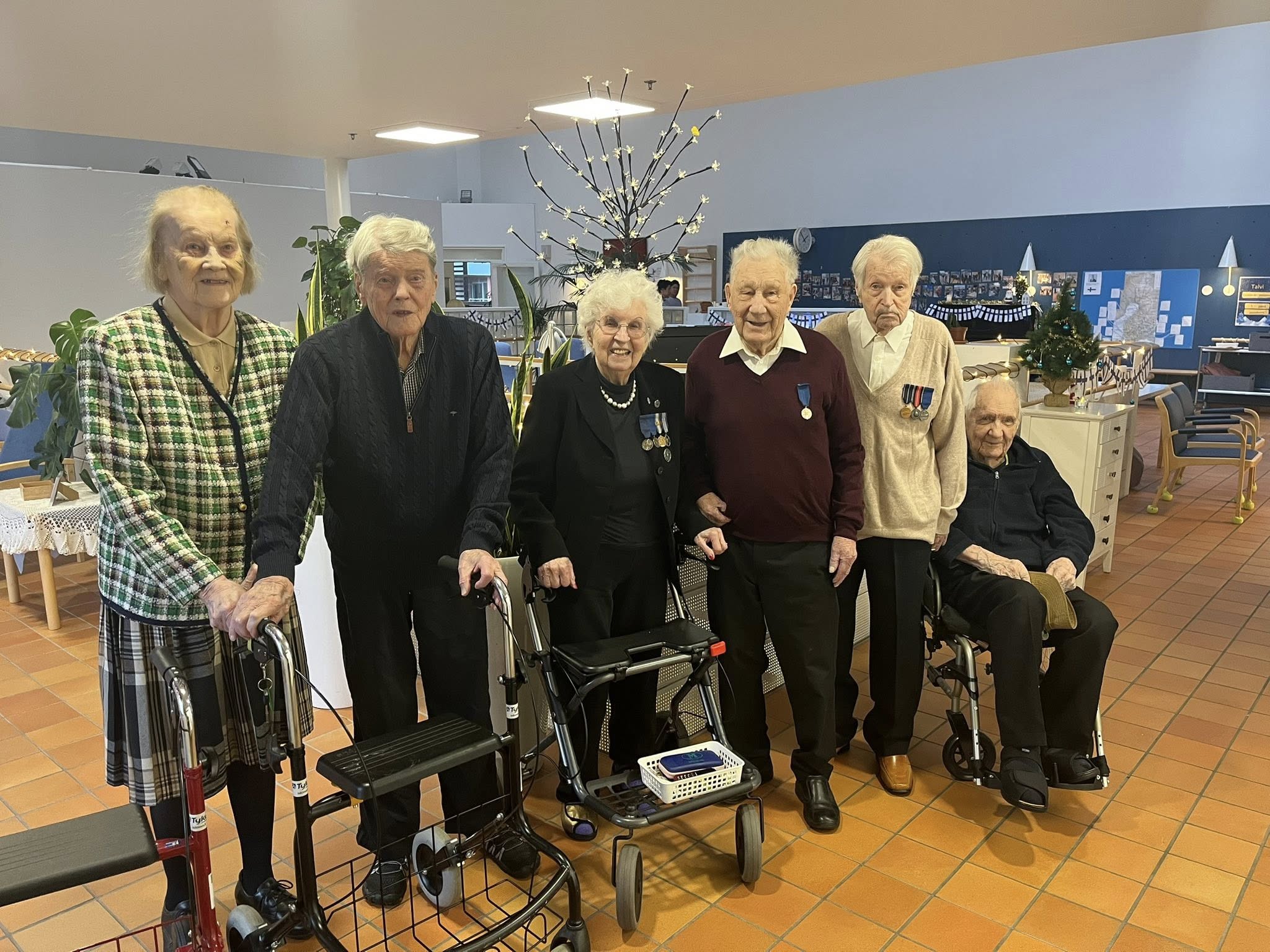 Veteraaneja ja lottia ryhmäkodissa.