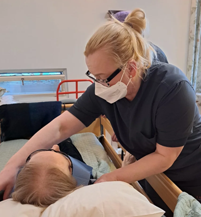 Asukkaan hampaita hoitamassa.