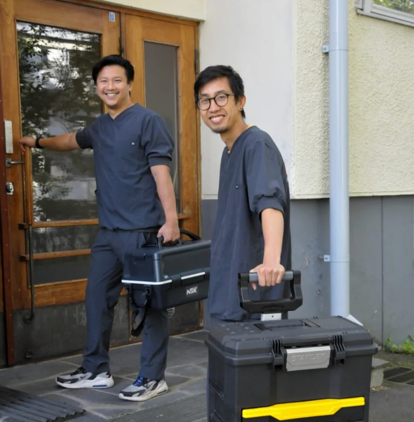 Hammashoitajat menossa asiakkaalle.