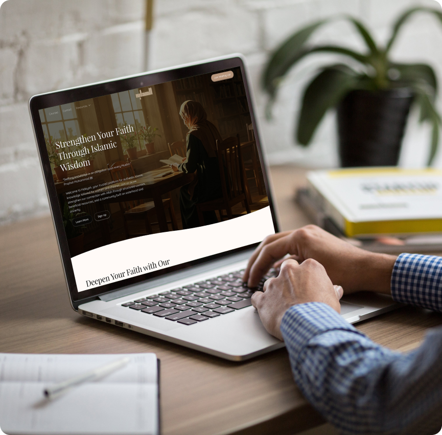 Laptop med Eduvision Sweden webbplats öppen, visande en digital katalog