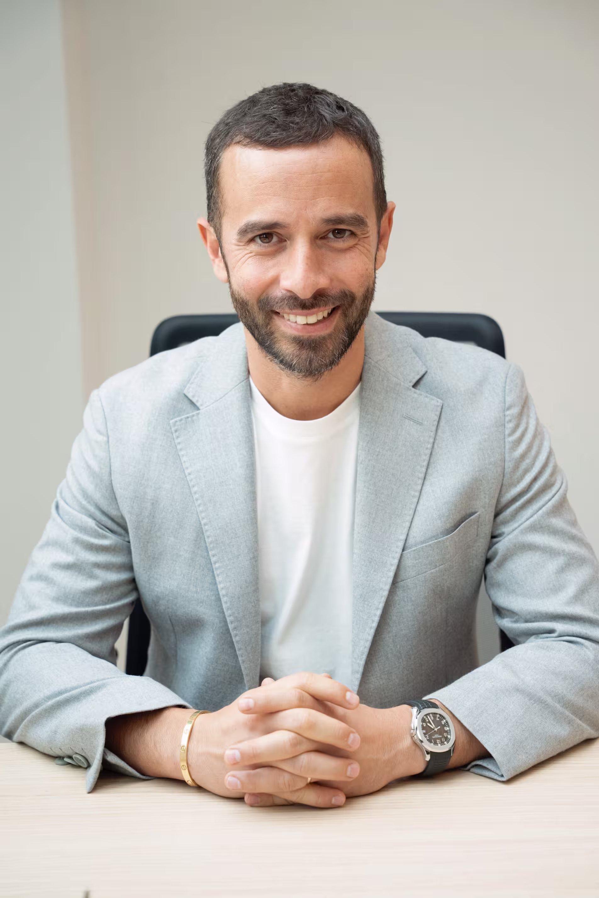 Fondateur Background Image