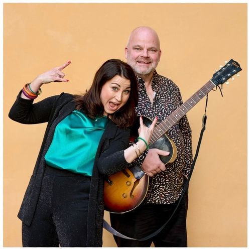 Beleuchteter Garten mit Bühne