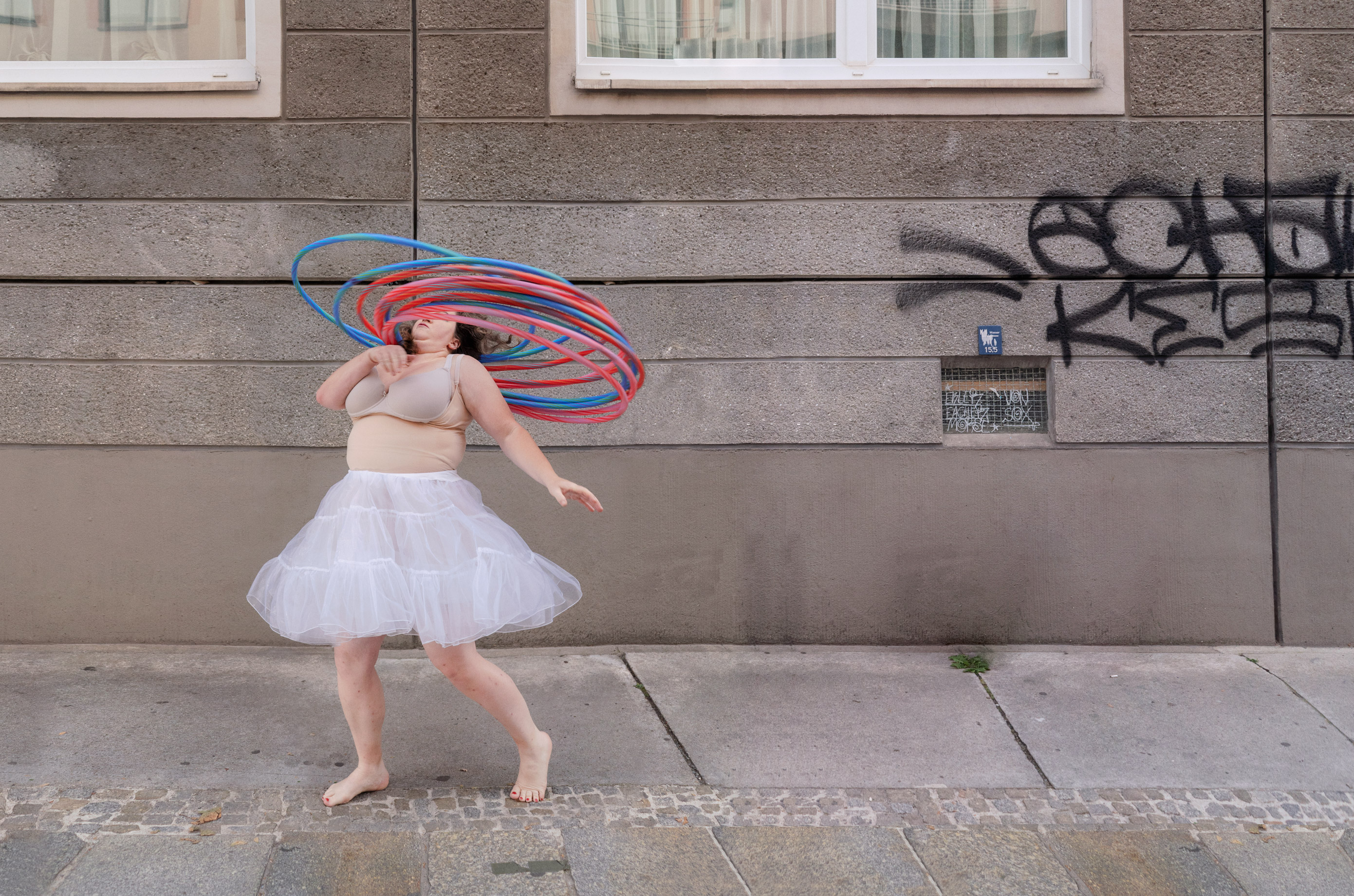 Anna Mateur tanzt im Tütü mit Hula Hoop Reifen
