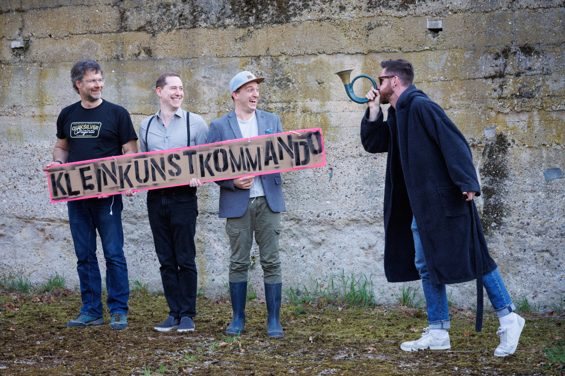 Band Kleinkunstkommando auf einem gelben Sofa vor einer Mauer