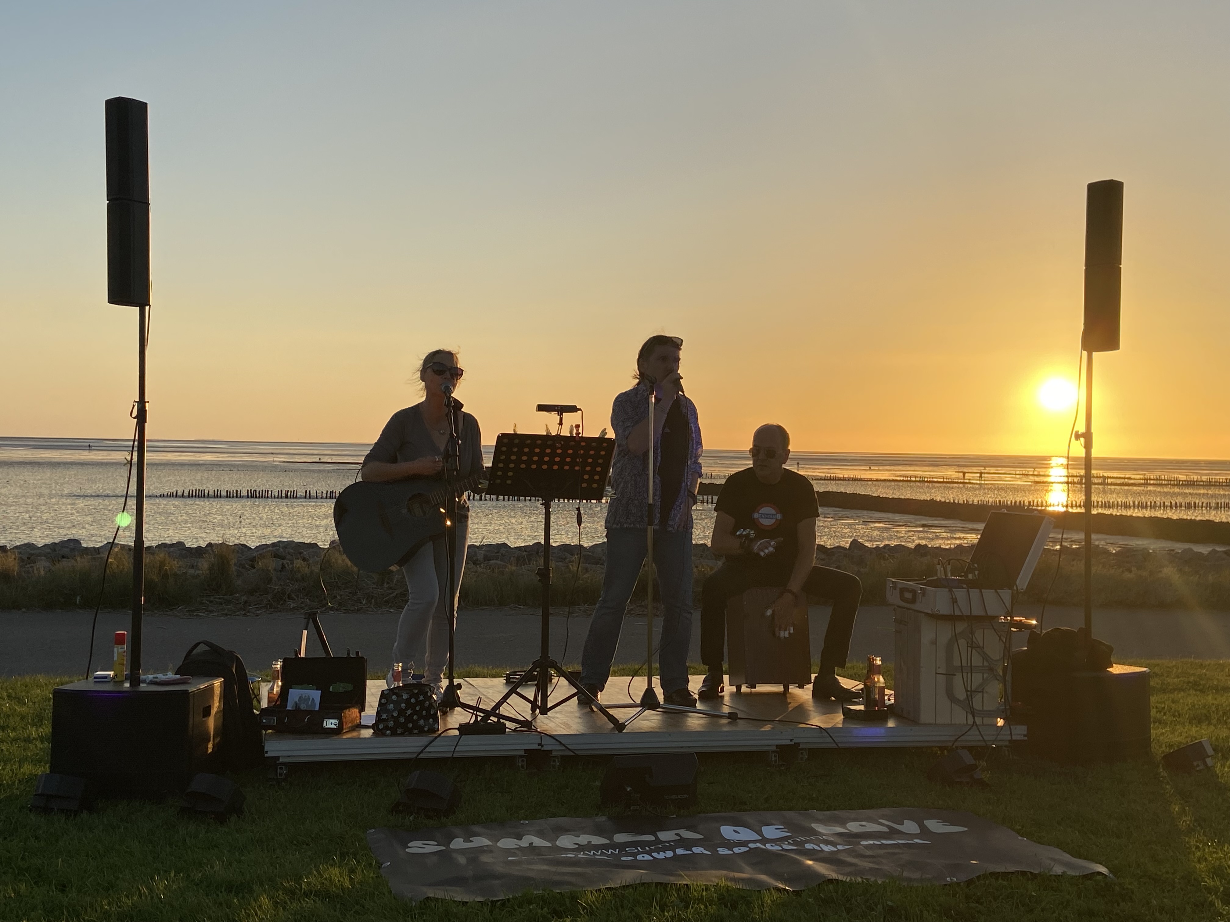 Band im Studio, gehen dynamisch auf Betrachter zu