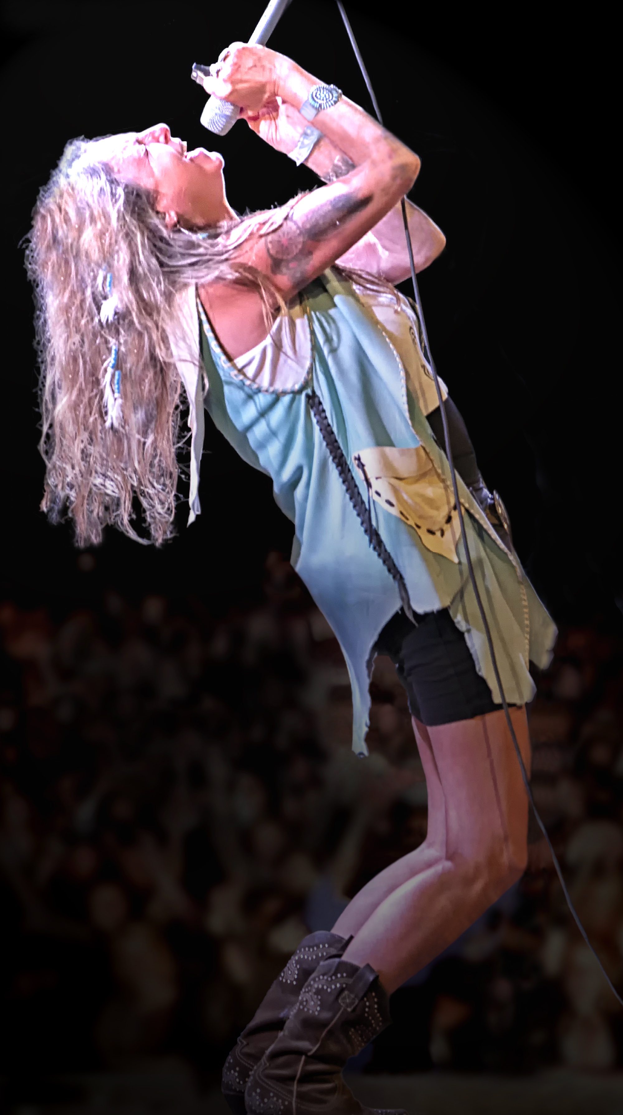 Gerhard links mit Gitarre. Maggie rechts mit Mikrofon