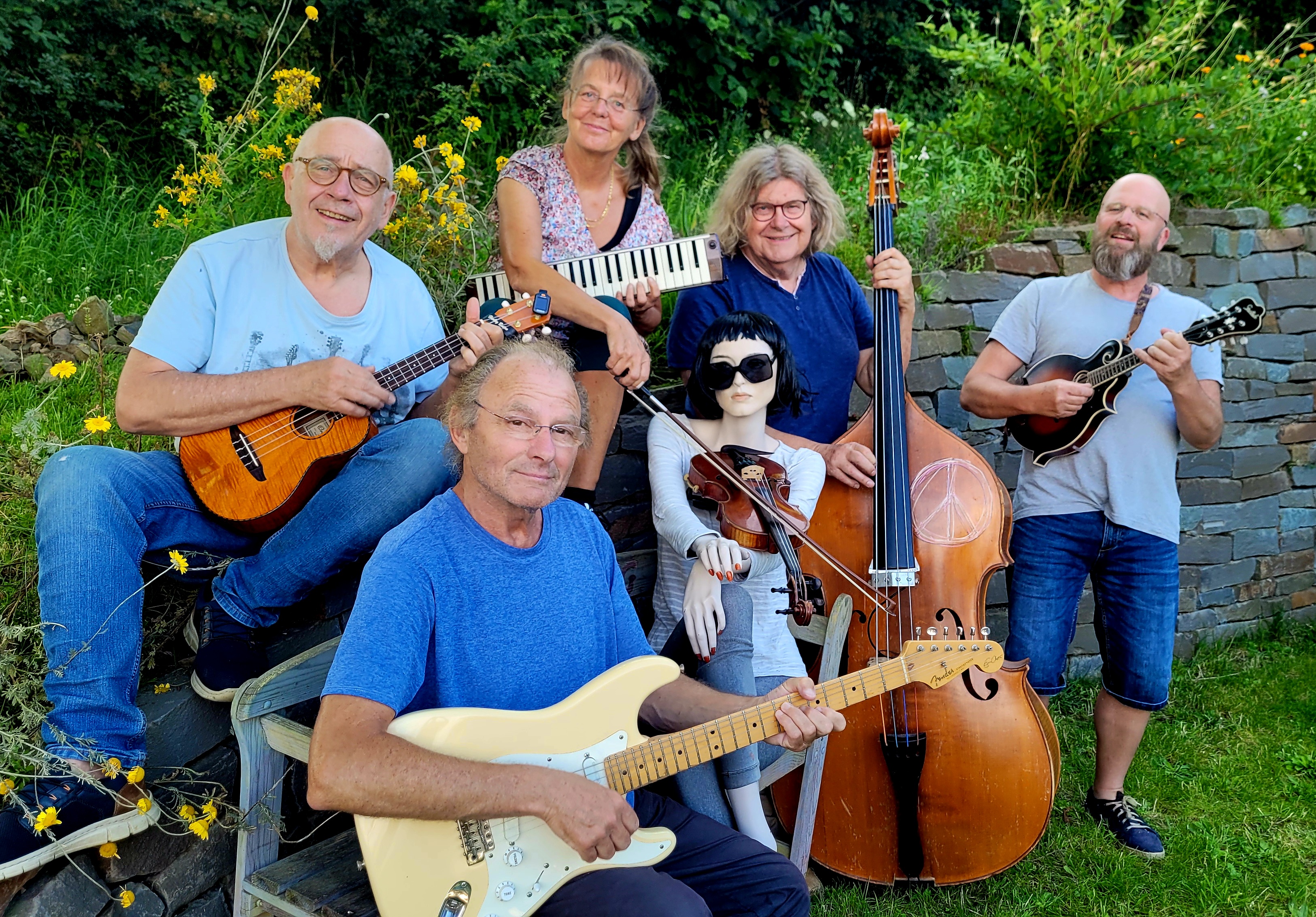 Cantalyra Band im Garten mit Puppe