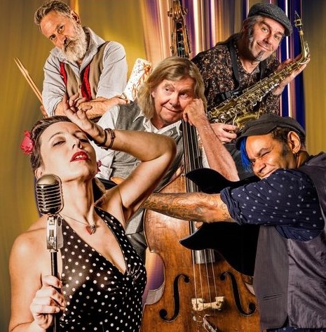 Die Band,Musiker und im Vordergrund Sängerin im 50s Style
