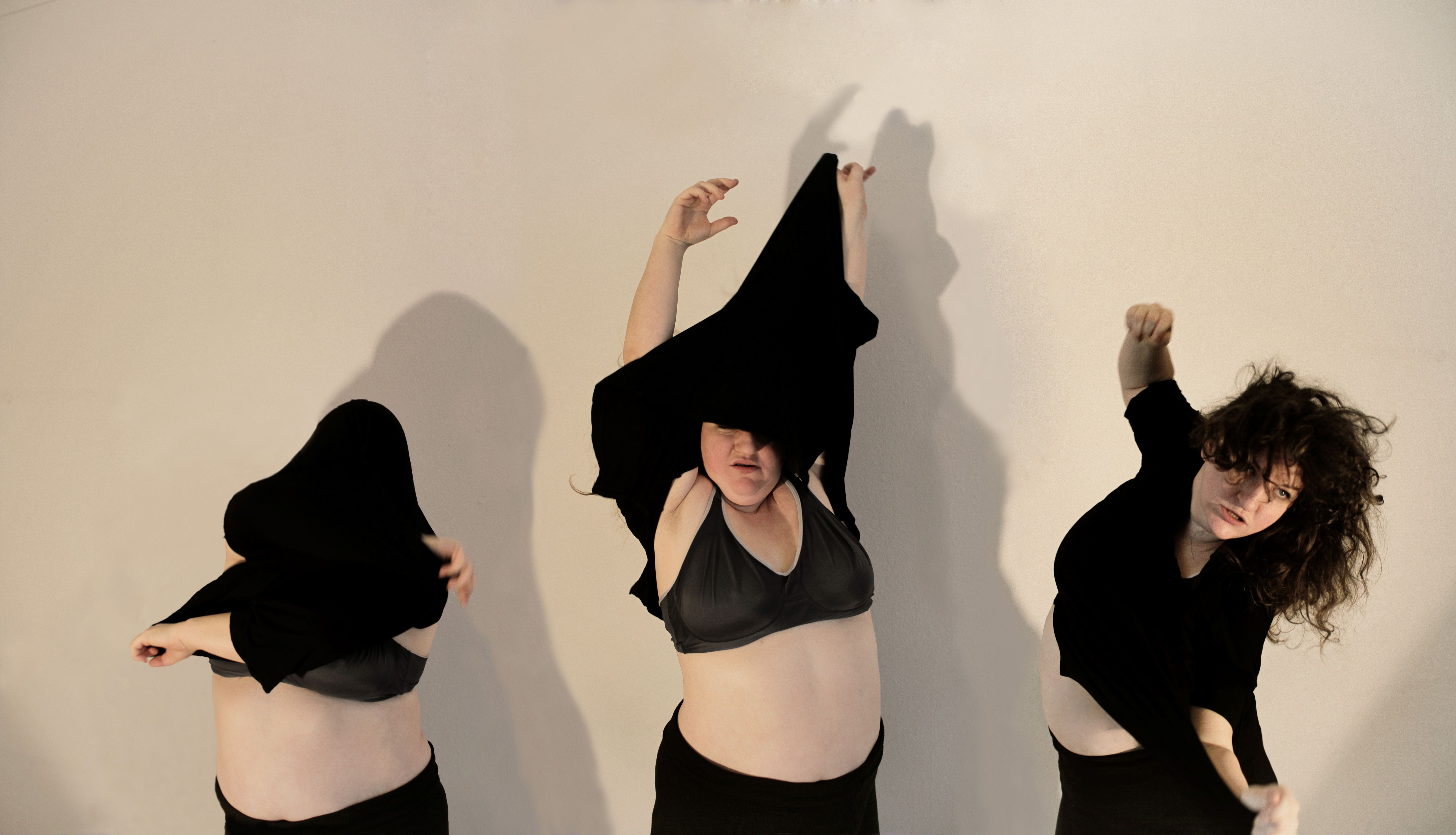 Anna Mateur tanzt in schwazer Bekleidung,hebt Shirt hoch