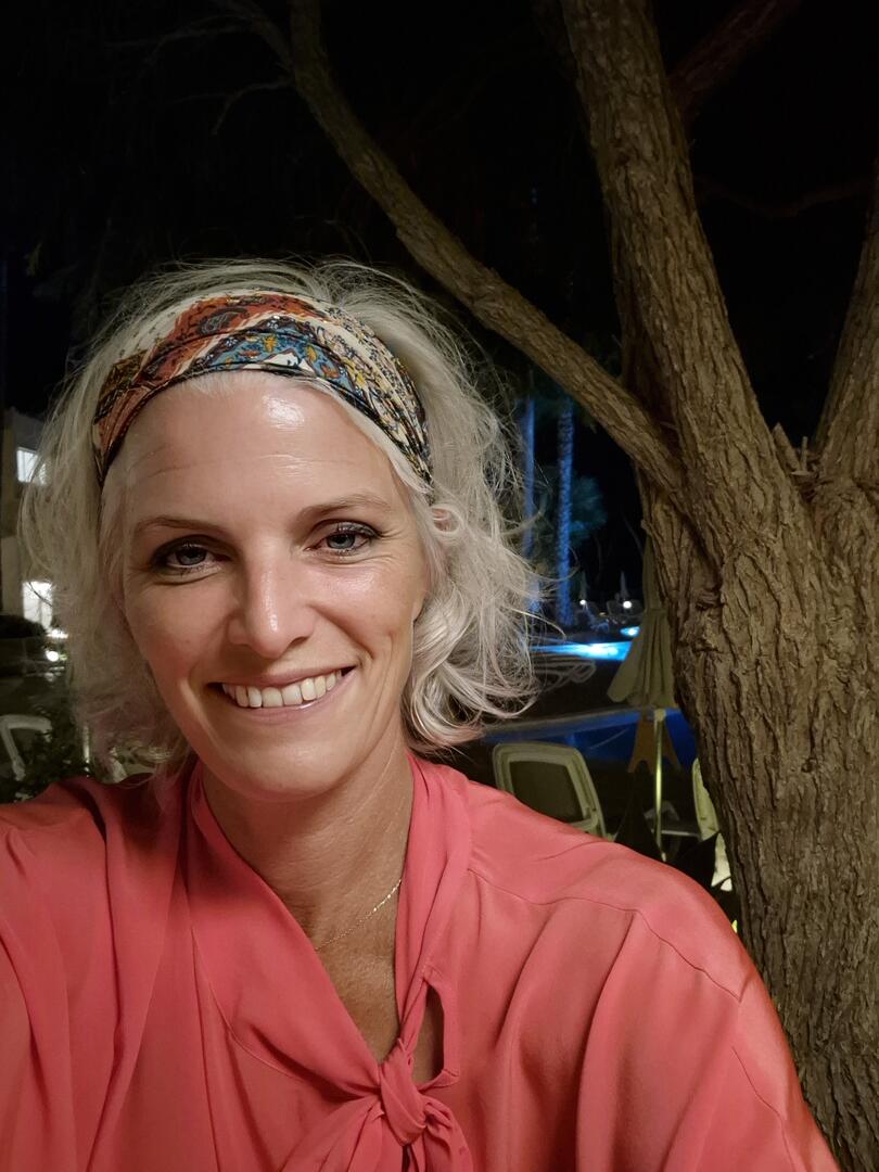 Marion Kaeseler im orangenen Oberteil