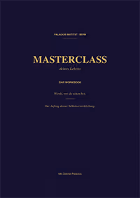 Masterclass deines Lebens Workbook cover with dark blue background and gold text in German.