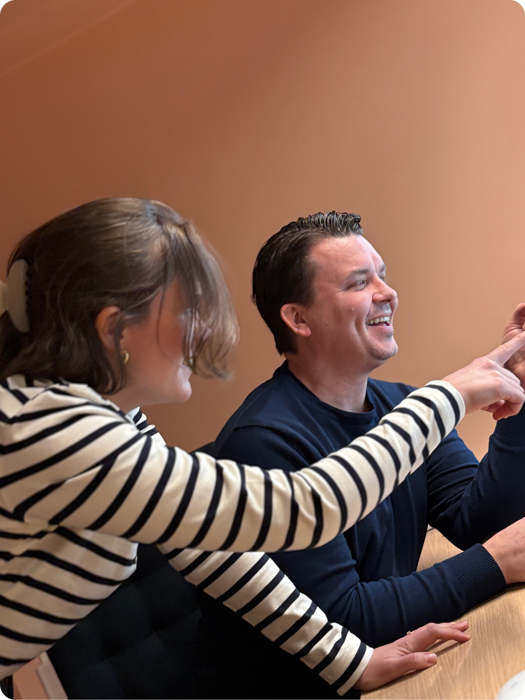 Kvinne i rosa genser ved en rosa vegg