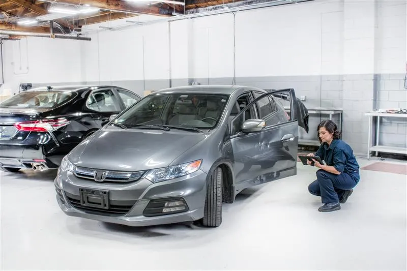 Mechanic estimating vehicle damage using a tablet