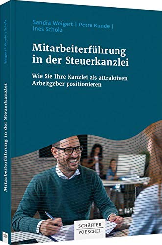 Buchcover mit dem Titel "Mitarbeiterführung in der Steuerkanzlei", mit eine Bild von einem Mann, welcher in einem Büro auf ein Papier schreibt und lächelt.