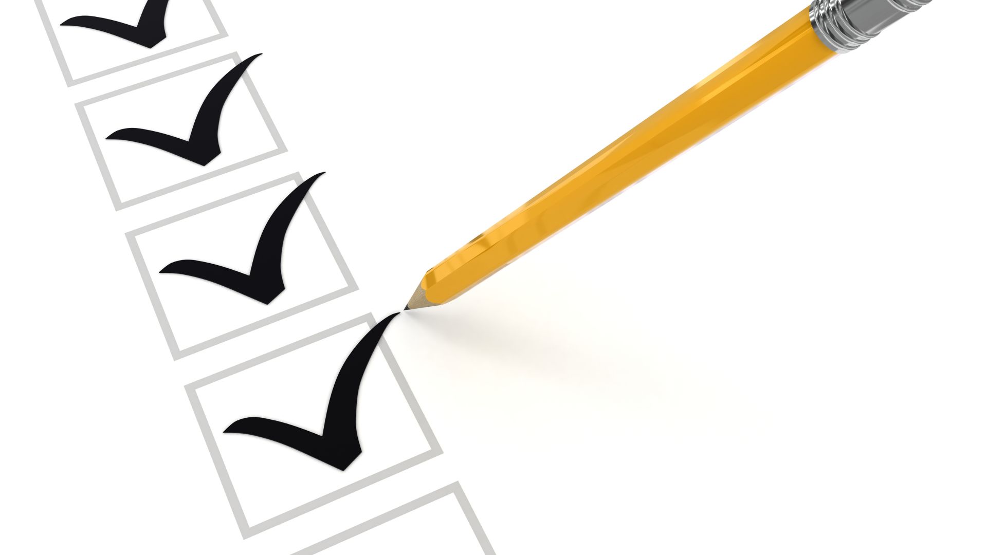 Gelber Bleistift setzt Haken in einer Checkliste