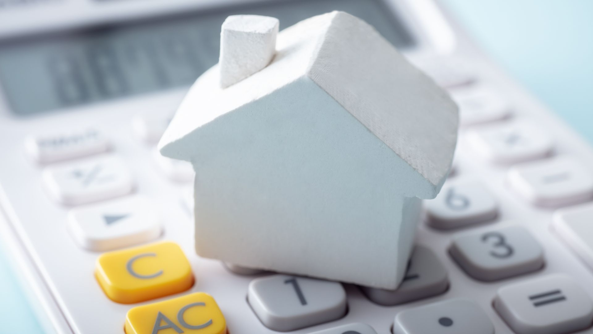 Miniaturhaus auf einem Taschenrechner