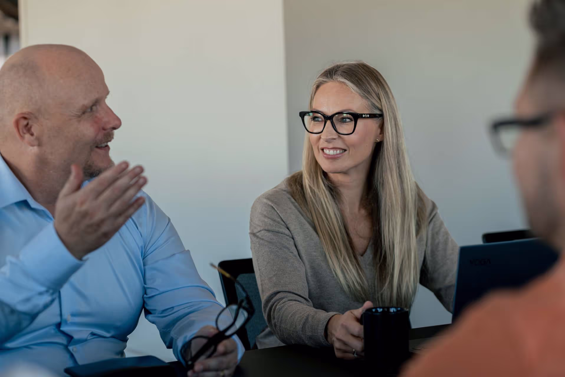 To ansatte fra vikarbyrået Vikarkompaniet sitter og diskuterer løsninger