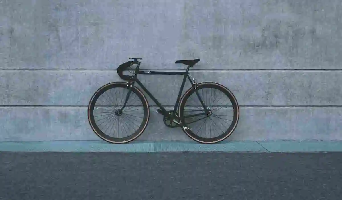 photo d'un vélo le long d'un bâtiment