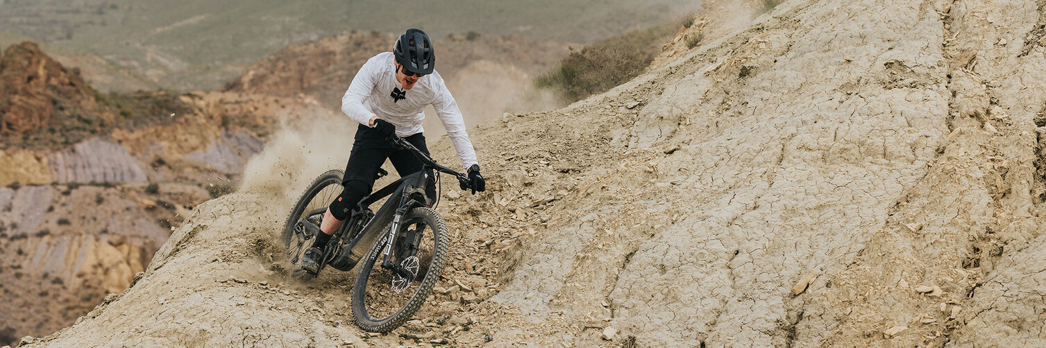 E-Mountainbiker auf einem steinigen Trail; Originalmotiv von Bosch eBike Systems.