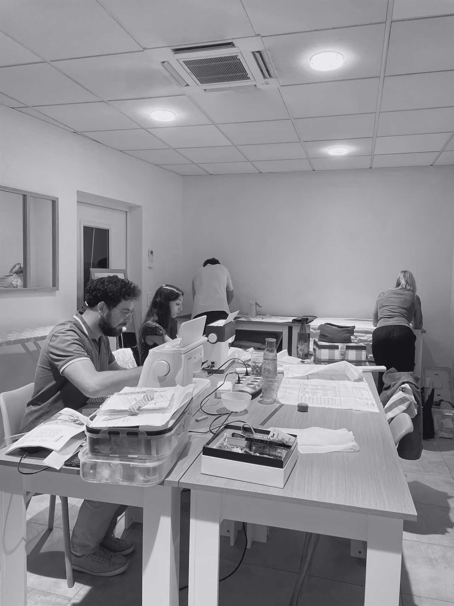 Personne utilisant une machine à coudre pendant un atelier