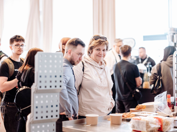 Tłum odwiedzjących na stoiskach w trakcie Mazurskich Targów Gastronomicznych