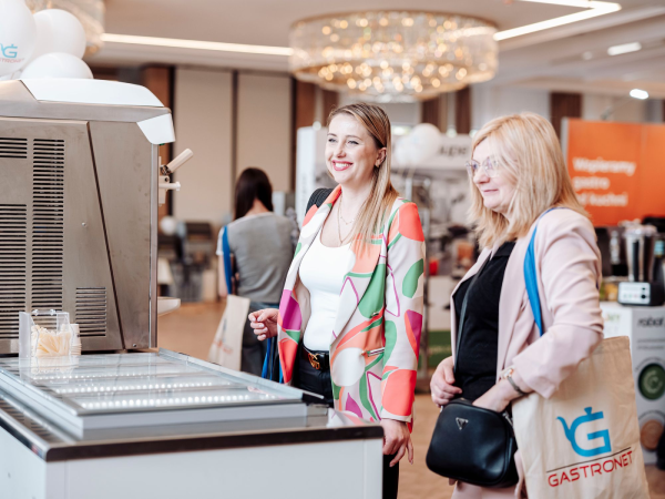 Mazurskie Targi Gastronomiczne – odwiedzający wybierają lody z profesjonalnej lady chłodniczej, na stoisku Primulator